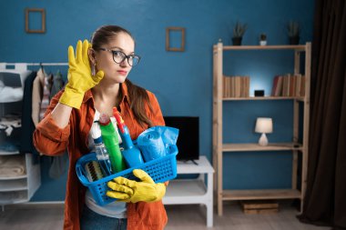Kulak kenarındaki temizlik sepetini tutan meraklı kadın dinleme hareketi, merak ve gizli konuşmalara ilgi gösteriyor. Boşluğu kopyala