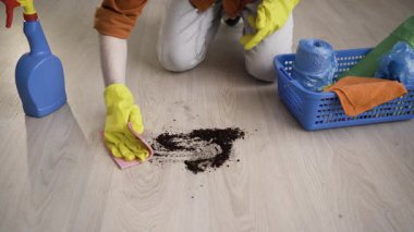 Adam yere bez ve deterjan, ev temizliği, temizlik, ev işi ve ev temizliği konseptiyle pislik siler.