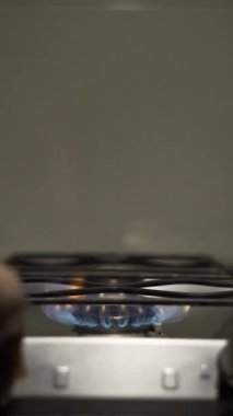 Avrupa 'da yemek pişirmek için gaz ocağına esrar koyuyorlar. dikey video