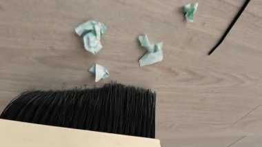 Yerleri süpür çöpleri ve kağıtları süpürge ve faraşla temizle, yüksek açı