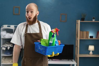 Şok olmuş sakallı, önlüklü, ağzı açık bir şekilde kameraya bakan adam. Boşluğu kopyala