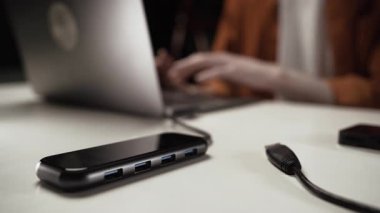 Dizüstü bilgisayardaki C tipi merkeze yakın çekim, USB multiport 'taki aktive kabloları. Yakın plan.