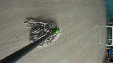 Evin eksiksiz temizlenmesi, paspasın kapanıp lamine zeminin temizlenmesi..