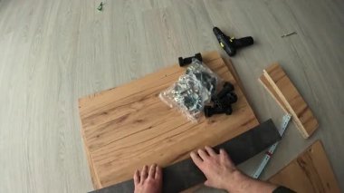 Evde montaj için eşyaların paketini açan erkek eli. Yakın plan.