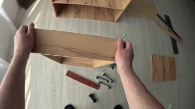Ev kocasının evde mobilya montajı yaptığı pov. Boşluğu kopyala