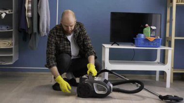 Adam evi temizlemeye başlıyor elektrik süpürgesinden kablo çekiyor, temizlikçi temizlik yapıyor. Boşluğu kopyala