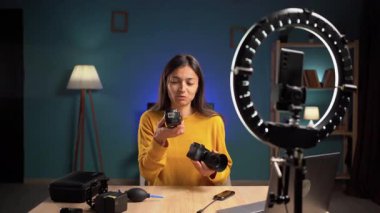 Deneyimli kadın fotoğrafçı vlogları, akarsular akıllı telefon, halka ışığı, abonelere çarpıcı fotoğraflar için flaş teknikler öğreterek ev stüdyosunda yaşıyor.