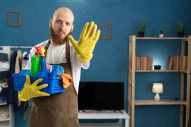 Kameraya, şiddete ve istismara dur diyen hademe adam temizlik sırasında çamaşır sepetini tutarken zorbalık yapıyor. Boşluğu kopyala