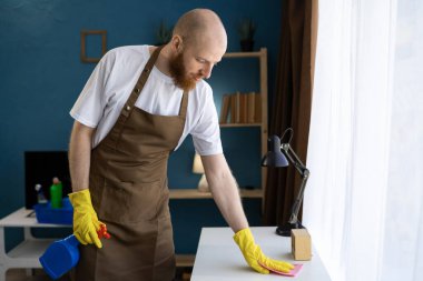 Temizlik hizmeti konsepti. Hijyen masası için şişe sakallı adam. Daha temiz bakteri temizleme ve temizlik. Boşluğu kopyala