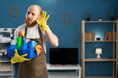 Elinde temizlik malzemesi olan erkek hademe elini kulağına koyar. Kulağında işitme güçlüğü olduğunu işaret eder. Boşluğu kopyala