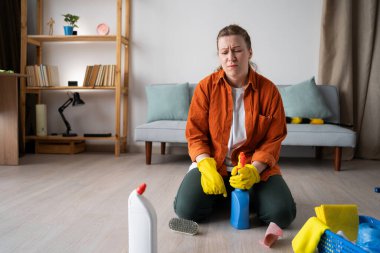 Depresyondaki kadın ev temizliyor ve zihinsel acı çekiyor. Ev hanımı dairesini topluyor temizlik malzemeleriyle yerde oturuyor, ev işlerini yapıyor. Boşluğu kopyala