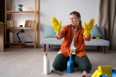 Genç kadın ev temizliği yapıyor, jest yapmıyor, teklifini reddediyor, durmak istiyor. Ev hanımı dairesini topluyor temizlik malzemeleriyle yerde oturuyor, ev işlerini yapıyor. Boşluğu kopyala