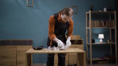 Mobilya montajı. Tamirci ahşap dolapta mobilya montajı yapıyor. Boşluğu kopyala