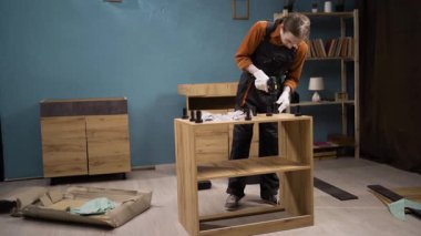 Apartmanda çalışan erkek işçiler mobilya montajı yapıyor. Boşluğu kopyala