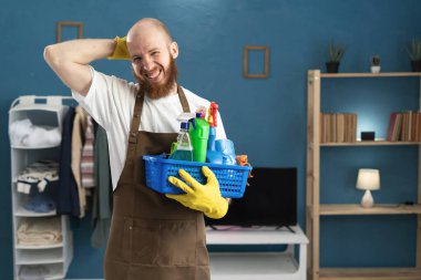 Temizlik sepetinin içinde temizlik malzemelerinin olduğu üzgün temizlik sepetini tutarken kafasında çizikler oluyor. Boşluğu kopyala
