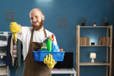 Temizlik sepetinde elinde temizlik malzemeleriyle kameraya bakan hademe, hoşlanmadığı jestlerin reddedildiğini gösteriyor. Boşluğu kopyala