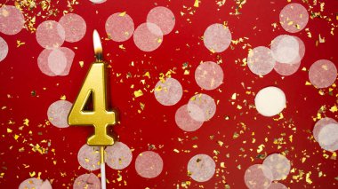 Dört numaralı altın yanan mum. Kırmızı arkaplanda 4 yazılı doğum günü tebrik kartı konfeti ve simle. Yıldönümü, kutlama etkinliği ve doğum günü konsepti.