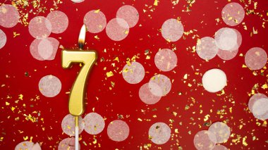 Yedi numaralı altın yanan mum. Kırmızı arkaplanda 7 yazılı doğum günü tebrik kartı konfeti ve simle. Yıldönümü, kutlama etkinliği ve doğum günü konsepti.