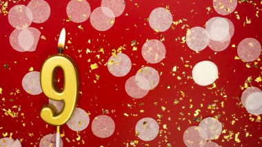 Altın yanan mum numarası dokuz. Kırmızı arkaplanda 9 yazılı doğum günü tebrik kartı konfeti ve simle. Yıldönümü, kutlama etkinliği ve doğum günü konsepti.