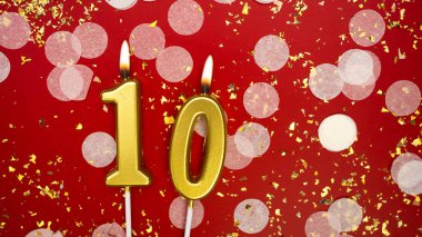 Altın yanan mum numarası 10. Kırmızı arkaplanda 10 yazısıyla birlikte konfeti ve simle doğum günü tebrik kartı. Yıldönümü, kutlama etkinliği ve doğum günü konsepti.