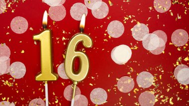 Altın yanan mum numarası 16. Kırmızı arkaplanda 16 yazısıyla birlikte konfeti ve simle doğum günü tebrik kartı. Yıldönümü, kutlama etkinliği ve doğum günü konsepti.