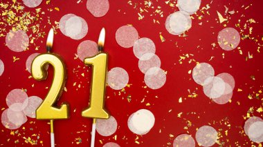 Altın yanan mum numarası 21 numara. Kırmızı arka planda 21 yazısıyla birlikte konfeti ve simle birlikte doğum günü tebrik kartı. Yıldönümü, kutlama etkinliği ve doğum günü konsepti.
