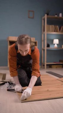 Bir adam dolapta çekiç kullanırken evde mobilya monte ediyor. DIY kavramı