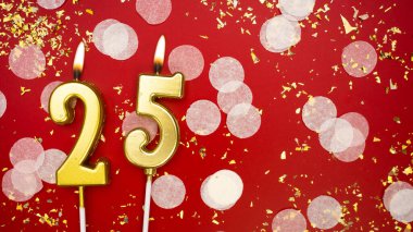 Altın yanan mum numarası 25 numara. Kırmızı arkaplanda 25 yazılı doğum günü tebrik kartı konfeti ve simle. Yıldönümü, kutlama etkinliği ve doğum günü konsepti.