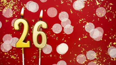 Altın yanan mum numarası yirmi altı. Kırmızı arka planda 26 yazısıyla birlikte konfeti ve simle doğum günü tebrik kartı. Yıldönümü, kutlama etkinliği ve doğum günü konsepti.