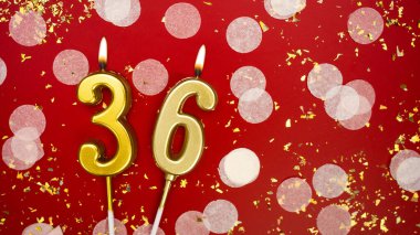 Altın yanan mum numarası 36 numara. Kırmızı arkaplanlı ve konfeti ve simli 36 yazılı doğum günü tebrik kartı. Yıldönümü, kutlama etkinliği ve doğum günü konsepti.