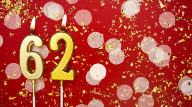 Altmış iki numaralı altın yanan mum. Kırmızı arka planda 62 yazısıyla konfeti ve simle birlikte doğum günü tebrik kartı. Yıldönümü, kutlama etkinliği ve doğum günü konsepti.