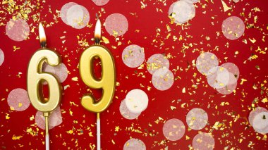 Altın yanan mum numarası 69 'du. Kırmızı arka planda 69 yazısıyla birlikte konfeti ve simle doğum günü tebrik kartı. Yıldönümü, kutlama etkinliği ve doğum günü konsepti.