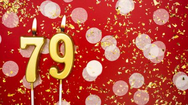 Altın yanan mum numarası 79 'du. Kırmızı arkaplanda 79 yazılı doğum günü tebrik kartı konfeti ve simle. Yıldönümü, kutlama etkinliği ve doğum günü konsepti.