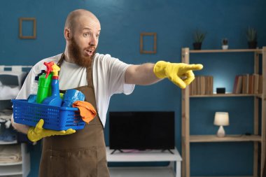 Kızgın sakallı temizlikçi kızgın parmaklarını rakiplerine gösteriyor. Boşluğu kopyala