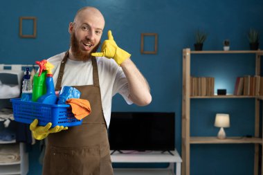 Mutlu yüzlü hademe oturma odasında duran temizlik malzemelerini tutarken beni ara. Boşluğu kopyala