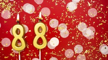 Altın yanan mum numarası seksen sekiz. Kırmızı arkaplanda 88 yazılı konfeti ve simli doğum günü tebrik kartı. Yıldönümü, kutlama etkinliği ve doğum günü konsepti.