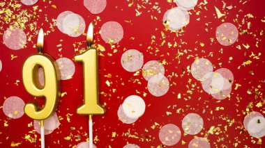 Altın yanan mum numarası doksan bir. Kırmızı arkaplanda 91 yazılı doğum günü tebrik kartı konfeti ve simle. Yıldönümü, kutlama etkinliği ve doğum günü konsepti.