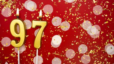 Altın yanan mum numarası doksan yedi. Kırmızı arka planda 97 yazılı doğum günü tebrik kartı konfeti ve simle. Yıldönümü, kutlama etkinliği ve doğum günü konsepti.