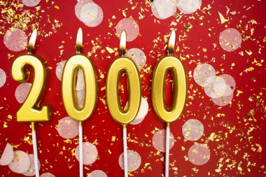 2000, 2K takipçileri kırmızı arka plandaki sosyal medya abonelerini konfetiyle tebrik ediyor ve kutluyorlar. Boşluğu kopyala