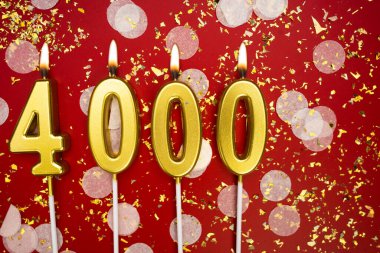 4000, 4K takipçisi kırmızı arka plandaki sosyal medya aboneliğini konfetiyle kutluyor ve tebrik ediyor. Boşluğu kopyala