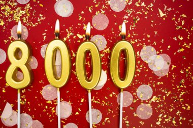 8000, 8K takipçisi kırmızı arka plandaki sosyal medya aboneliklerini konfetiyle kutluyor ve tebrik ediyor. Boşluğu kopyala