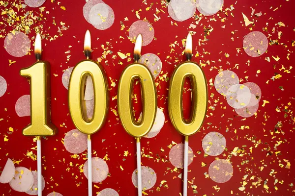 1000, 1K takipçisi kırmızı arka plandaki sosyal medya aboneliğini konfetiyle kutluyor ve tebrik ediyor. Boşluğu kopyala