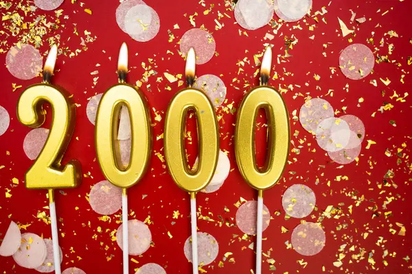 2000, 2K takipçileri kırmızı arka plandaki sosyal medya abonelerini konfetiyle tebrik ediyor ve kutluyorlar. Boşluğu kopyala