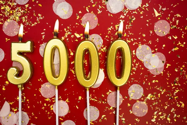 5000, 5K takipçisi kırmızı arka plandaki sosyal medya aboneliğini konfetiyle kutluyor ve tebrik ediyor. Boşluğu kopyala