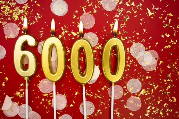 6000, 6K takipçisi kırmızı arka plandaki sosyal medya aboneliğini konfetiyle kutluyor ve tebrik ediyor. Boşluğu kopyala