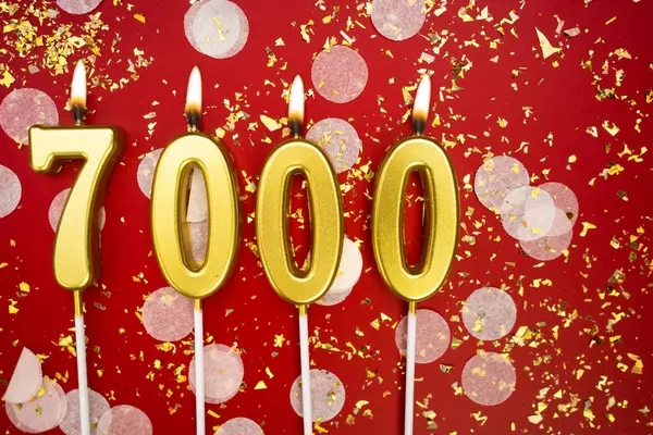 7000, 7K takipçisi kırmızı arka plandaki sosyal medya aboneliğini konfetiyle kutluyor ve tebrik ediyor. Boşluğu kopyala