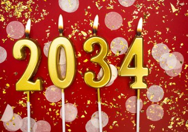 Mutlu yıllar 2034. Tatil geçmişi. 2034 yılının sayıları kırmızı arka planda konfeti ve simle altın mum yakmaktan. Yeni yıl tatili kavramı. Boşluğu kopyala