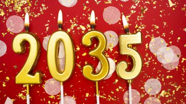 Mutlu yıllar 2035. Tatil geçmişi. 2035 yılının sayıları kırmızı arka planda konfeti ve simle altın mum yakmaktan. Yeni yıl tatili kavramı. Boşluğu kopyala