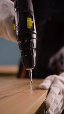 Mobilya menteşelerinin elektrik matkabıyla kurulması. Boşluğu kopyala