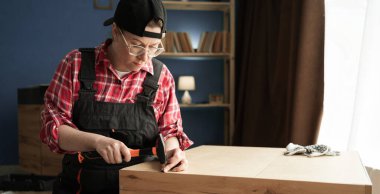 Profesyonel tamirci mobilya montajı yapıyor. Mobilya montajı kavramı. Uzayı kopyala Pankart